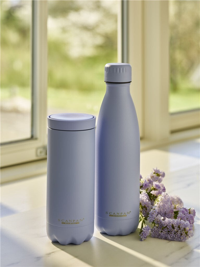 TO GO termokrus 287 ml i fargen Baby Lavender vist i bruk