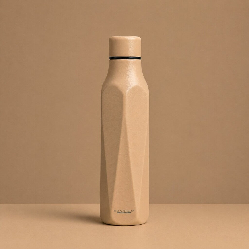 TO GO Explore termoflaske 500 ml i farven Sand på matchende farvebaggrund