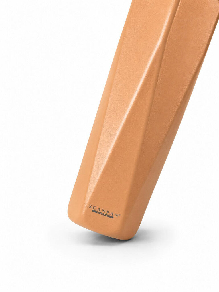 TO GO Explore thermosfles 500 ml in de kleur Coral in gebruik