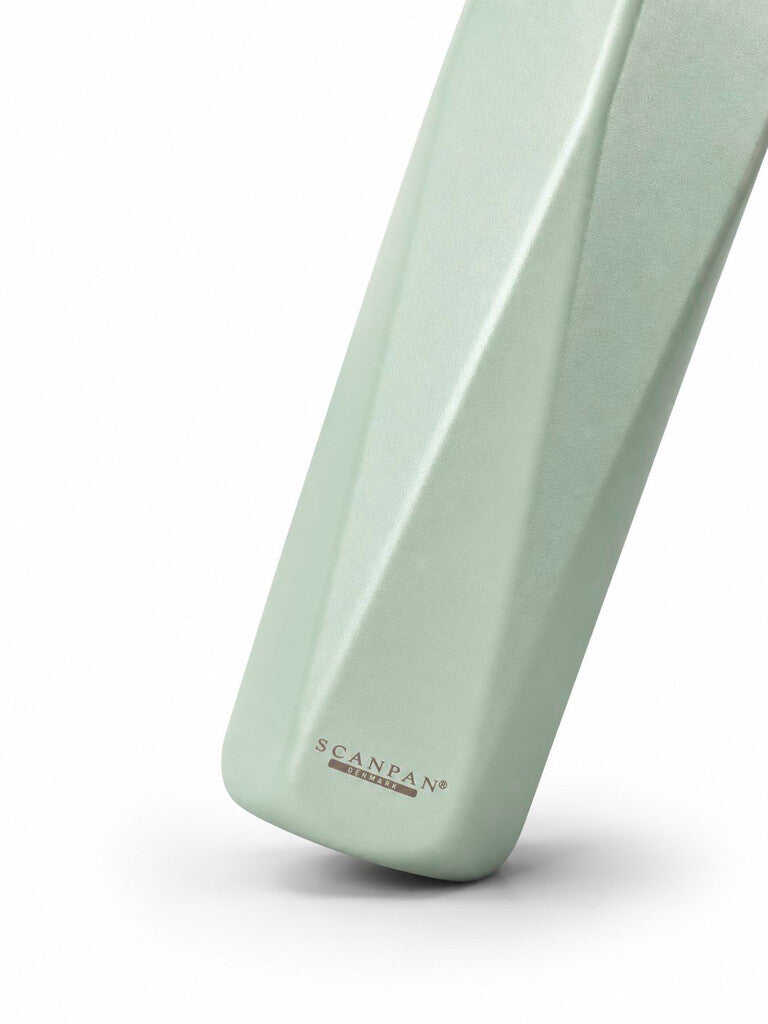 TO GO Explore thermosfles 500 ml in de kleur Eucalyptus in gebruik