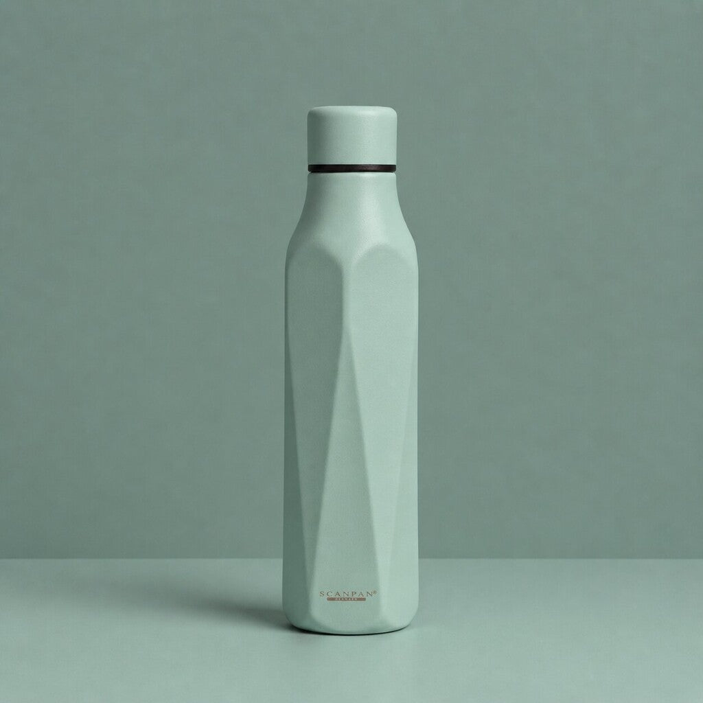 TO GO Explore thermosfles 500 ml in de kleur Eucalyptus op een bijpassende achtergrond