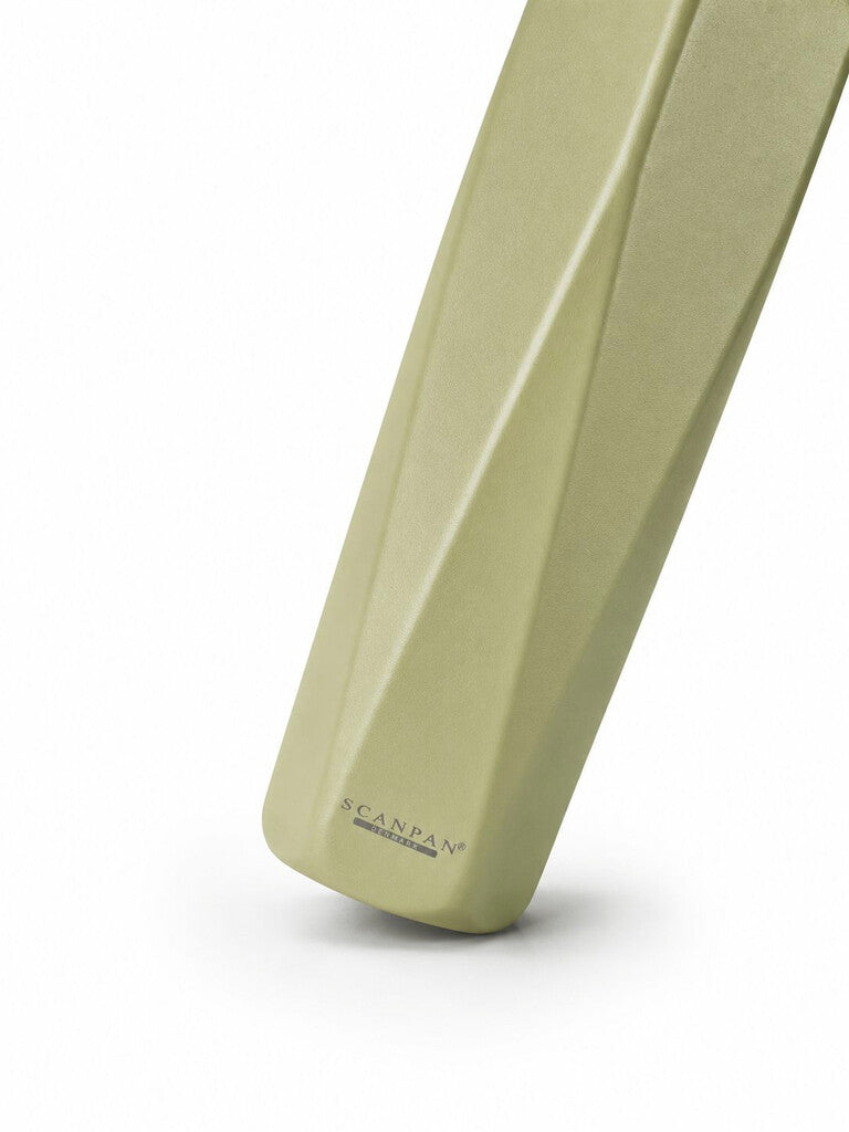 TO GO Explore thermosfles 500 ml in de kleur Matcha in gebruik