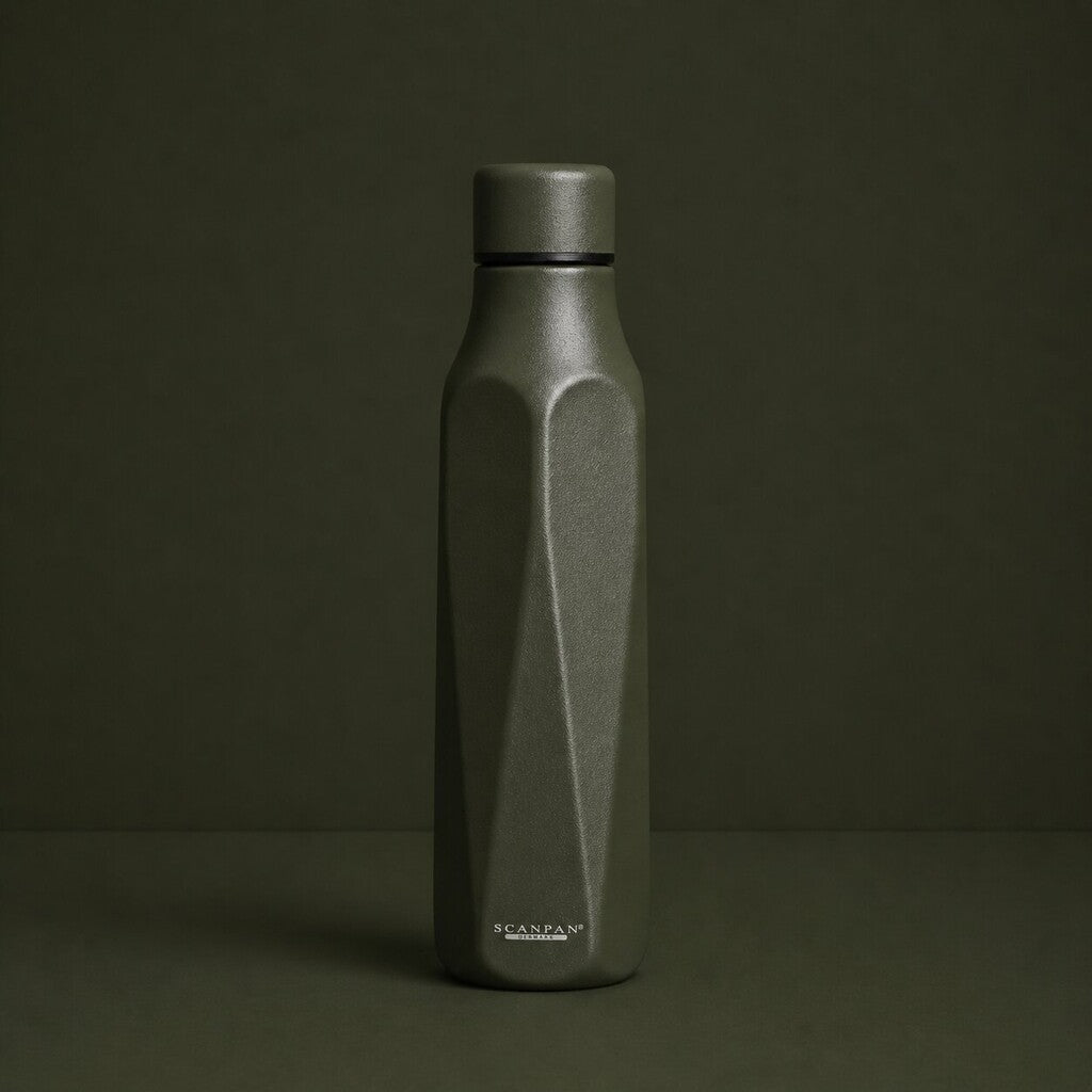 TO GO Explore thermosfles 500 ml in de kleur Pine op een bijpassende achtergrond