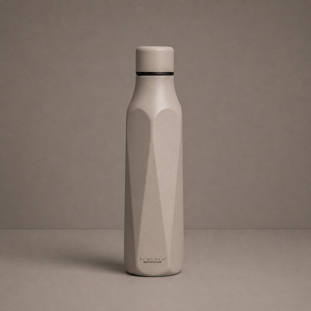 TO GO Explore thermosfles 500 ml in de kleur Lava op een bijpassende achtergrond