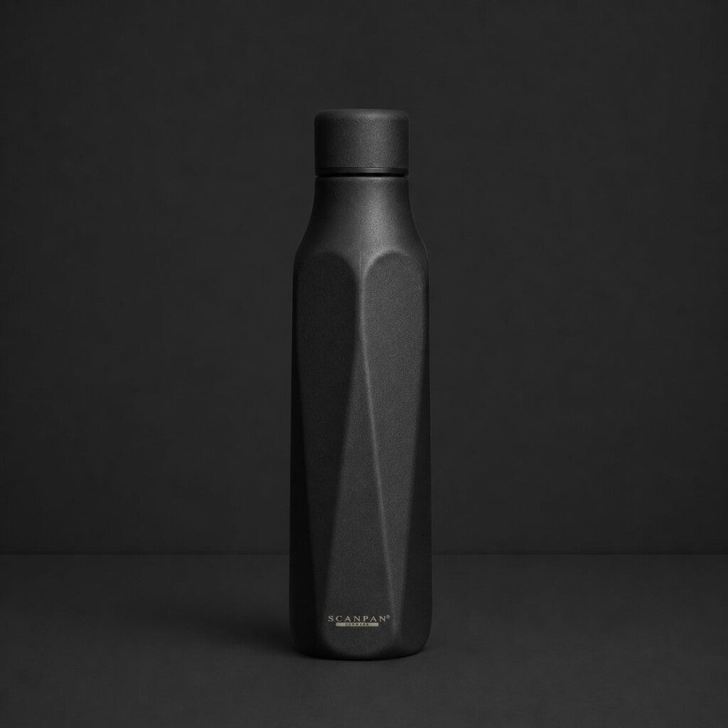 TO GO Explore thermosfles 500 ml in de kleur Obsidian op een bijpassende achtergrond