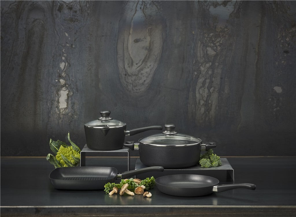 SCANPAN Classic Induction gryder og pander opstillet på køkkenbord