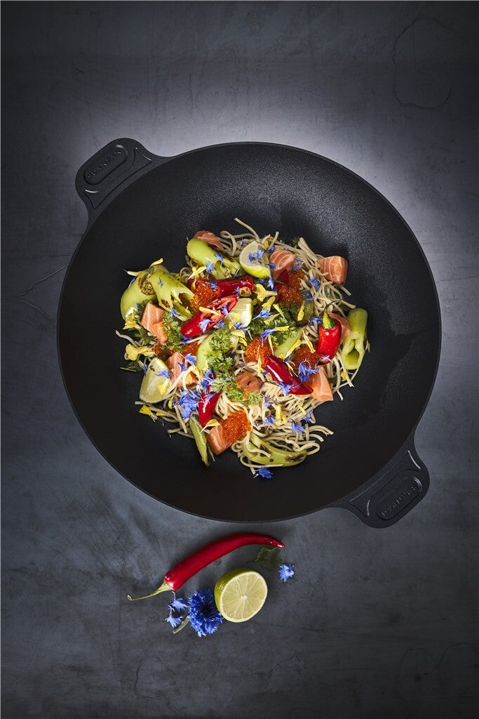 SCANPAN Classic Induction paellapande med paella på mørk baggrund