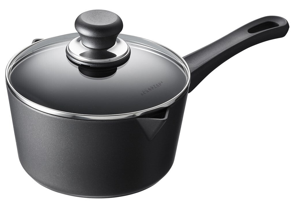 SCANPAN Classic Induction kasserolle 18 cm med glaslåg set skråt forfra