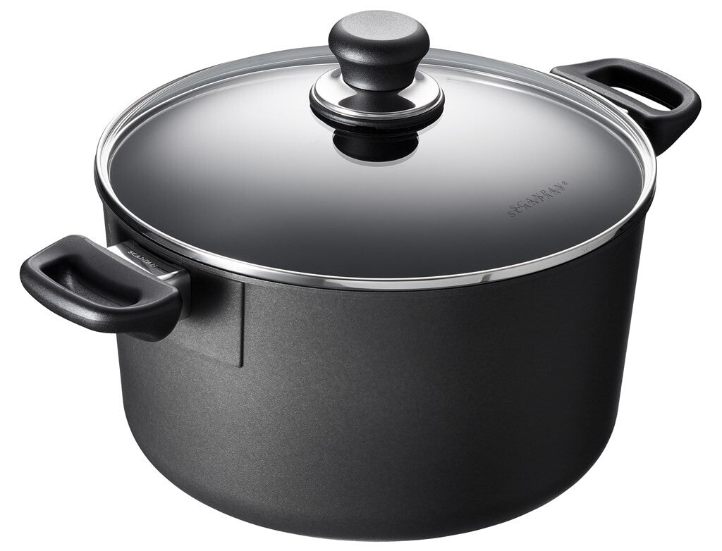 SCANPAN Classic Induction gryde 26 cm med glaslåg set skråt forfra