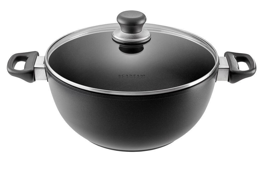 SCANPAN Classic Induction suppe- og stegegryde 28 cm med glaslåg set fra siden