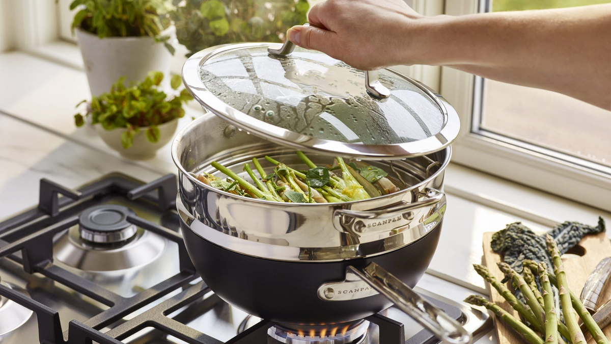 SCANPAN TechnIQ Bistro-sauteuse med dampindsats og glaslåg