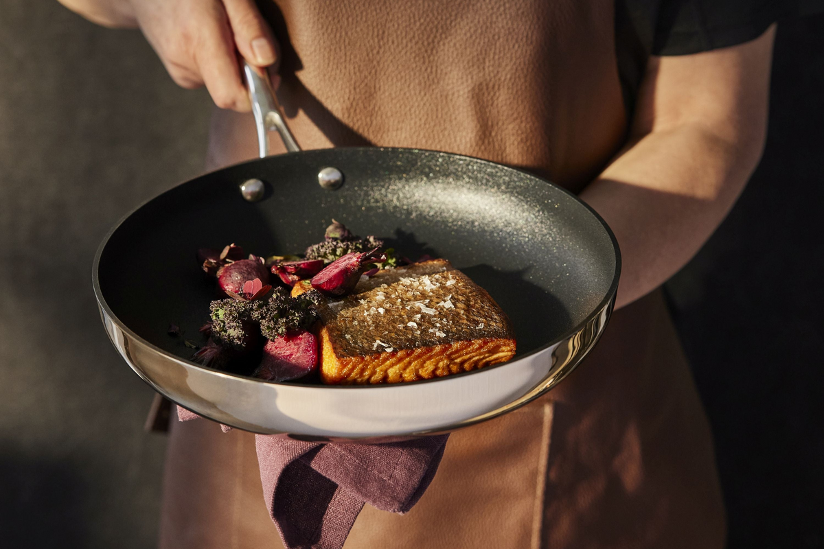 Mad tilberedt i en SCANPAN HaptIQ-pande