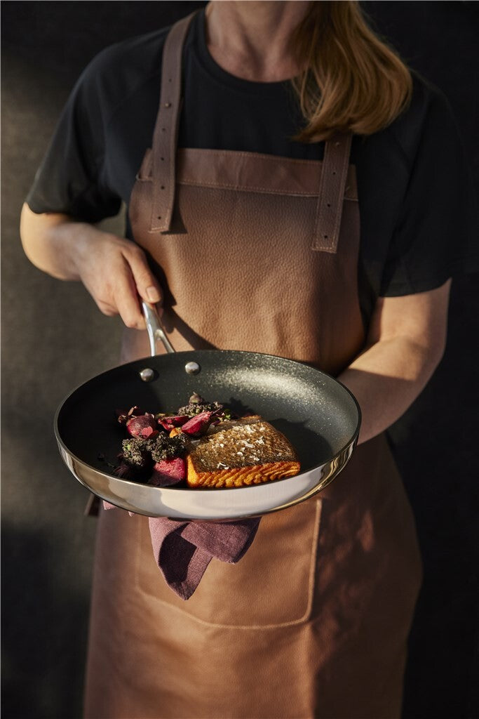 HaptIQ frying pan 28 cm – in use on the hob