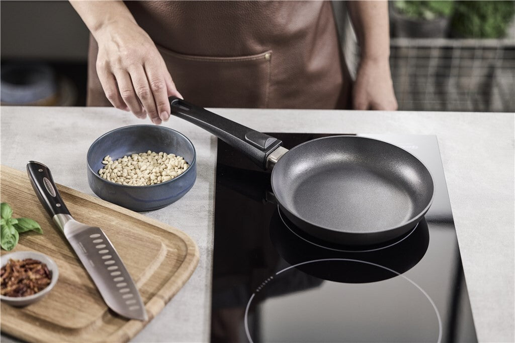 Urban Pfanne 20 cm – beim Kochen auf dem Herd