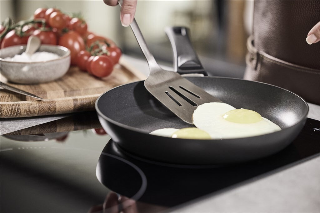 Urban Pfanne 24 cm – mit Spiegelei bei der Zubereitung
