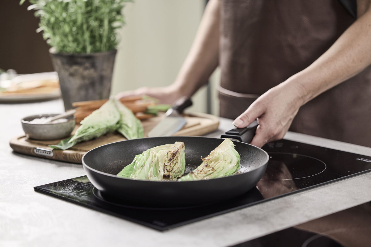 Nærbillede af madlavning i en SCANPAN Urban-pande