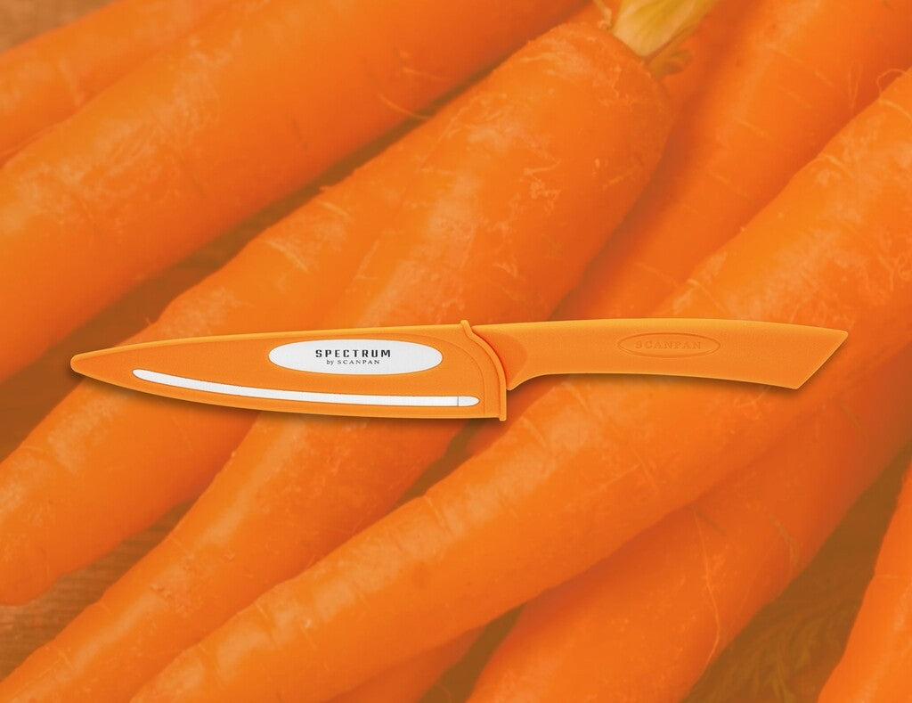 Spectrum universalkniv i farven Carrot Curl vist i brug