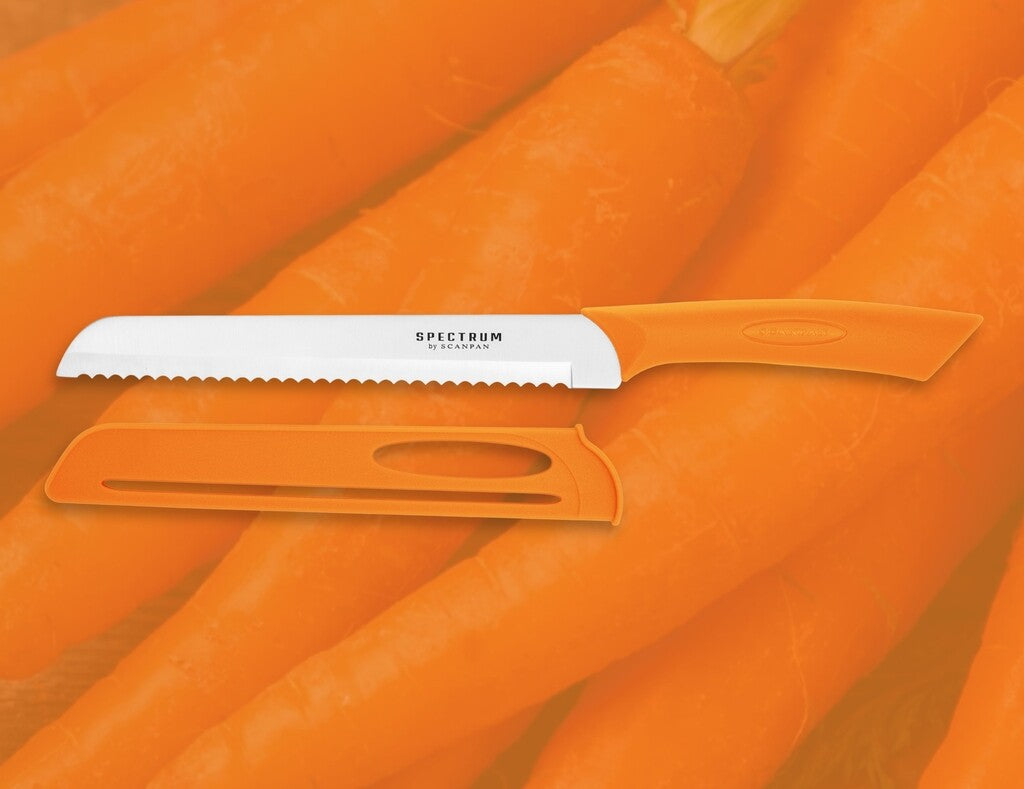 Spectrum broodmes in de kleur Carrot Curl op een witte achtergrond