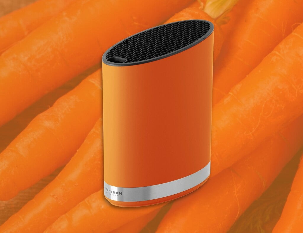 Spectrum Messerblock in der Farbe Carrot Curl im Gebrauch