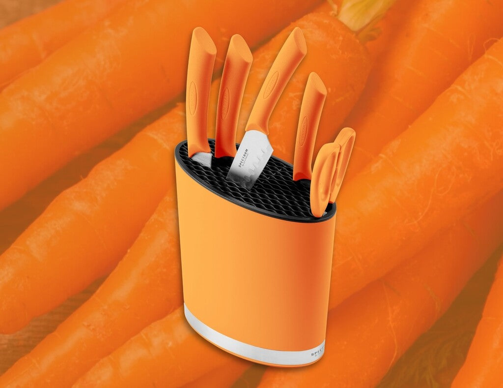 Spectrum Messerblock in der Farbe Carrot Curl im Gebrauch