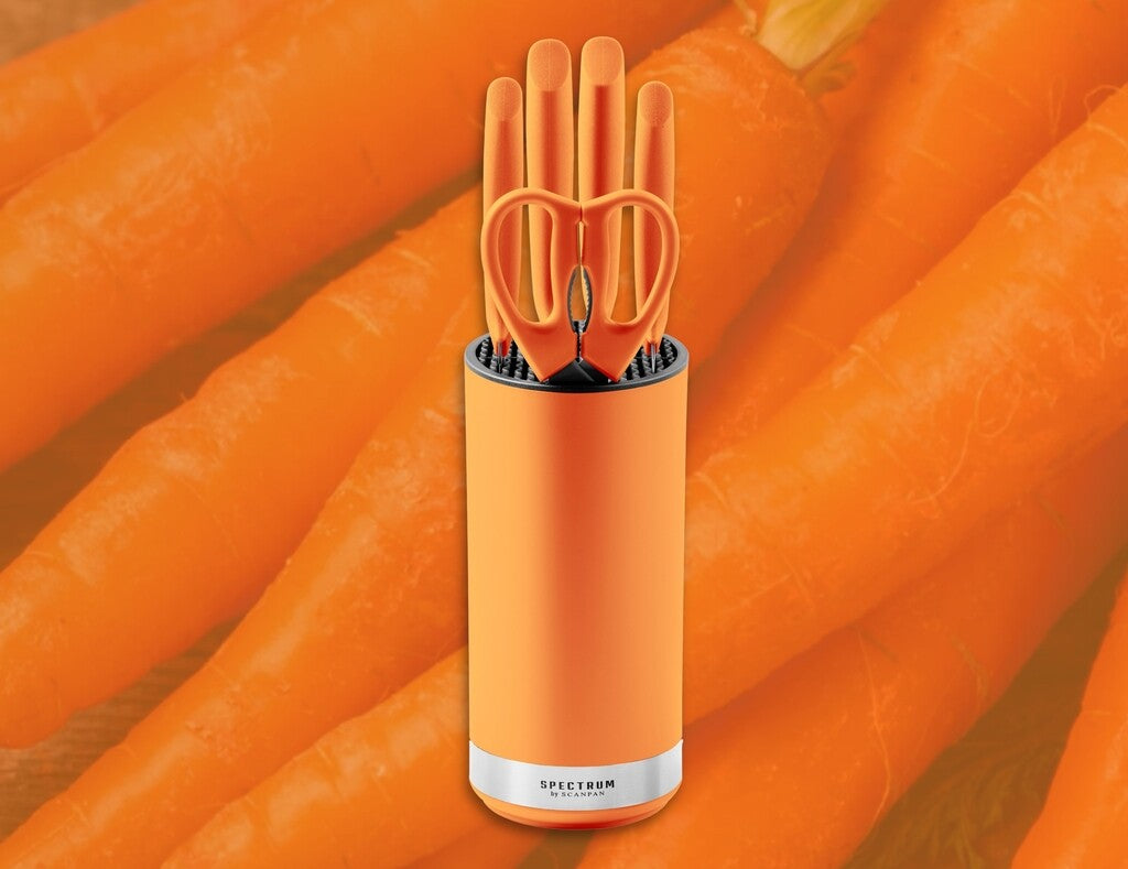 Spectrum Messerblock in der Farbe Carrot Curl im Gebrauch