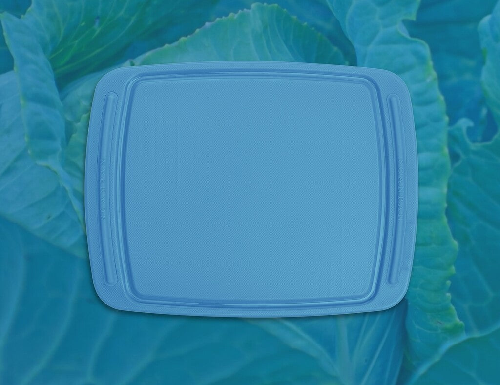 Spectrum chopping board 26 × 20 cm in Silver Lake Blue on a white background