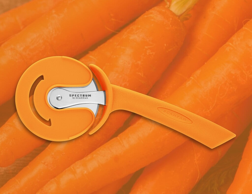 Spectrum pizzaskærer i farven Carrot Curl vist i brug
