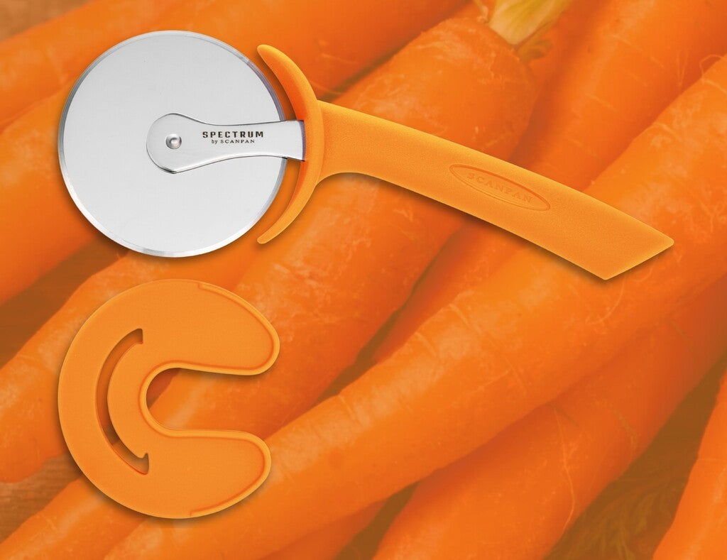 Spectrum pizzaskærer i farven Carrot Curl vist på hvid baggrund
