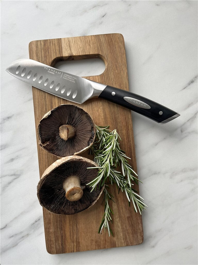 SCANPAN Classic santokukniv 12,5 cm vist i lodret produktfoto