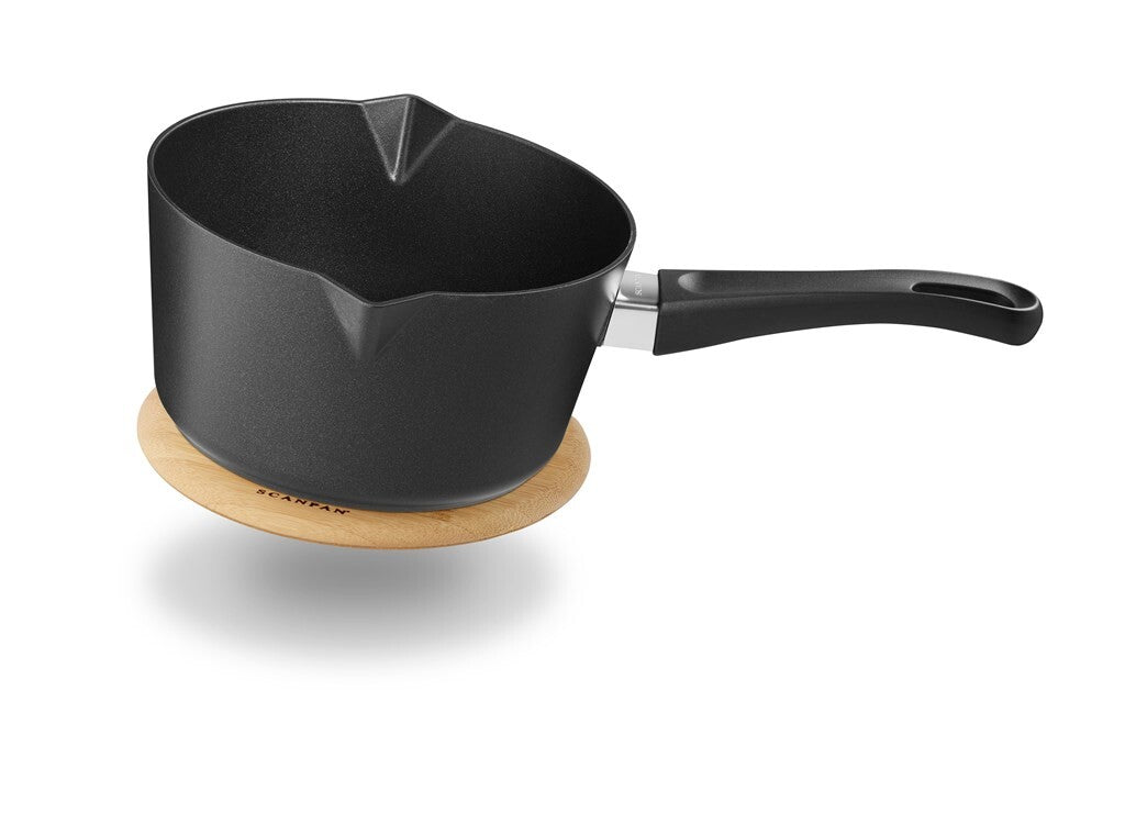 SCANPAN magnetisk bordskåner i bambus under en kasserolle