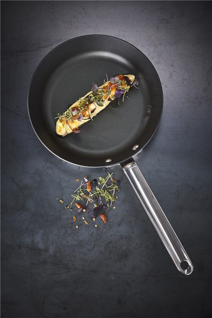 Black Iron stegepande 22 cm – med tilberedt ret set ovenfra