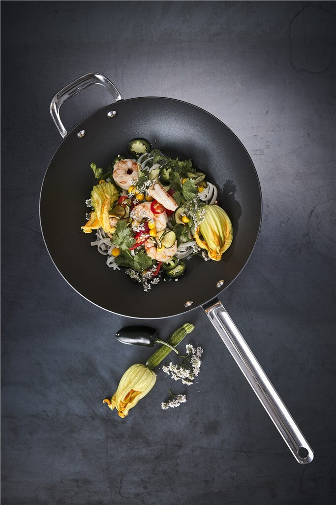 Black Iron wok 30 cm – with a prepared dish viewed from above