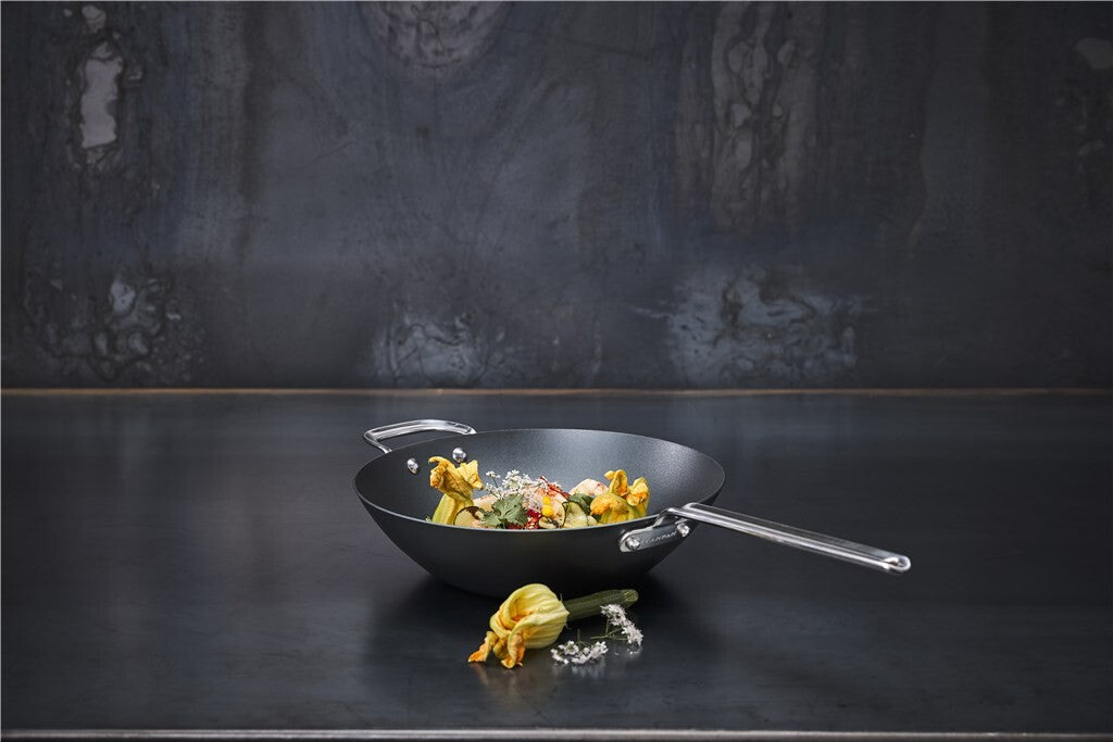 Black Iron wok 30 cm – with a prepared dish in a dark kitchen setting