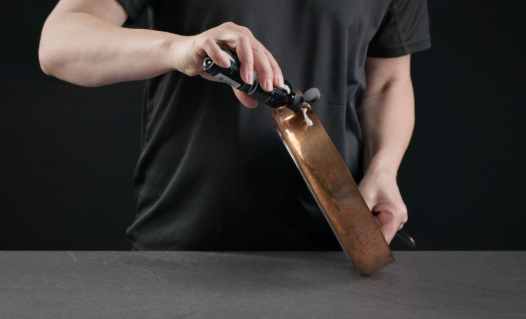 Påføring af SCANPAN kobber- og stålrens på kobbergryde