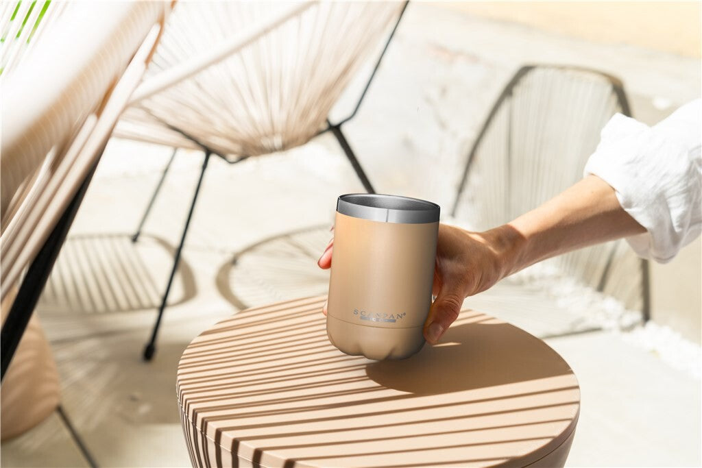 TO GO Thermobecher 350 ml in der Farbe Tannin im Gebrauch
