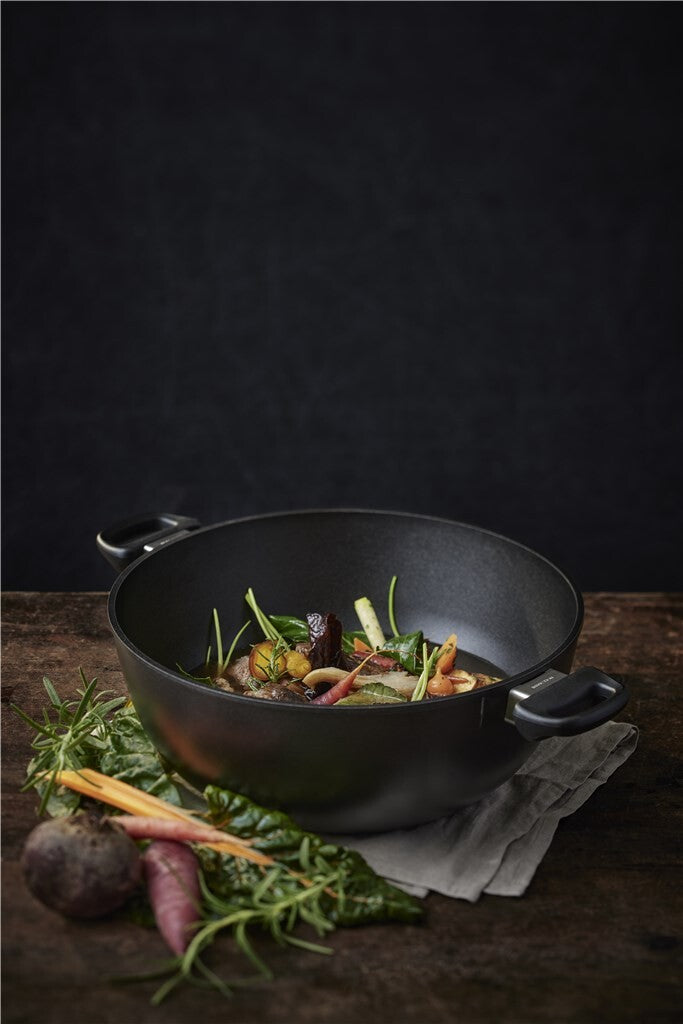SCANPAN Classic Induction suppe- og stegegryde med grøntsagsret på mørk baggrund