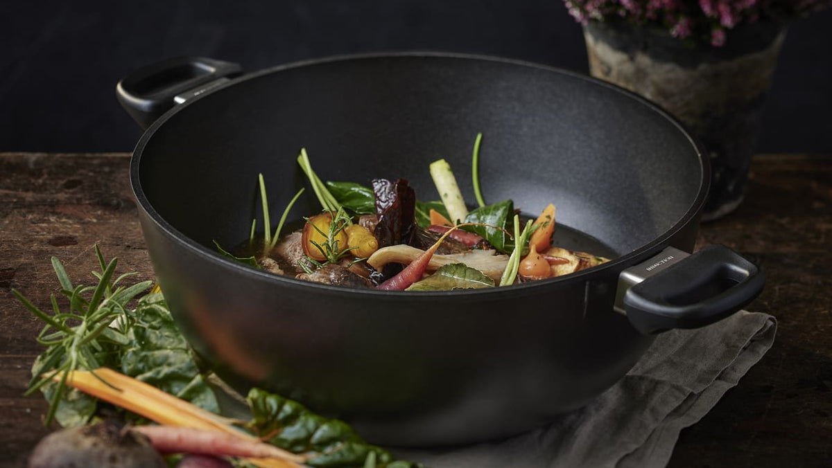 Selection of SCANPAN Classic roasting pots