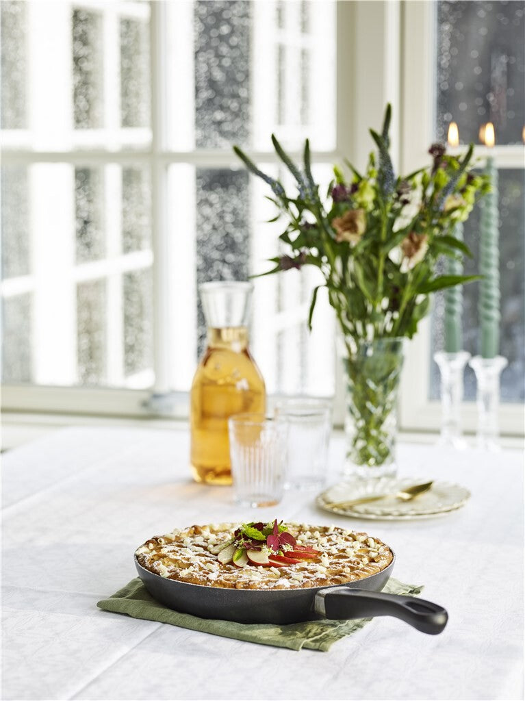 SCANPAN Classic stekepanne med pizza på et lyst bord
