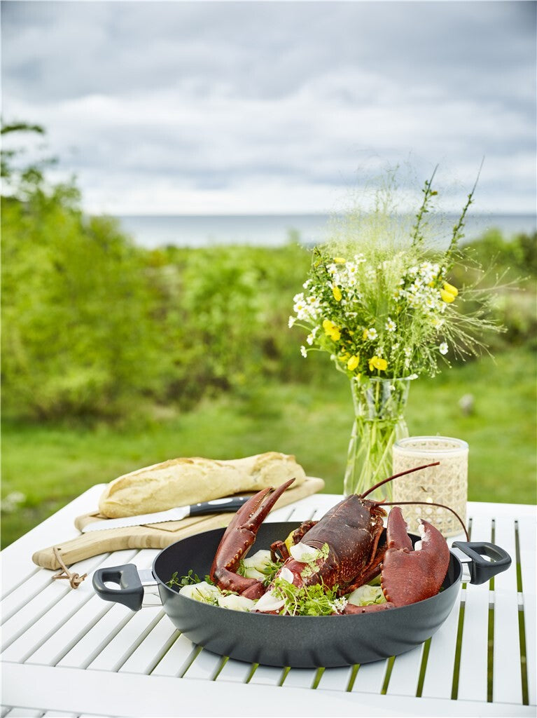 SCANPAN Classic Induction chef pan with grilled meat on an outdoor table