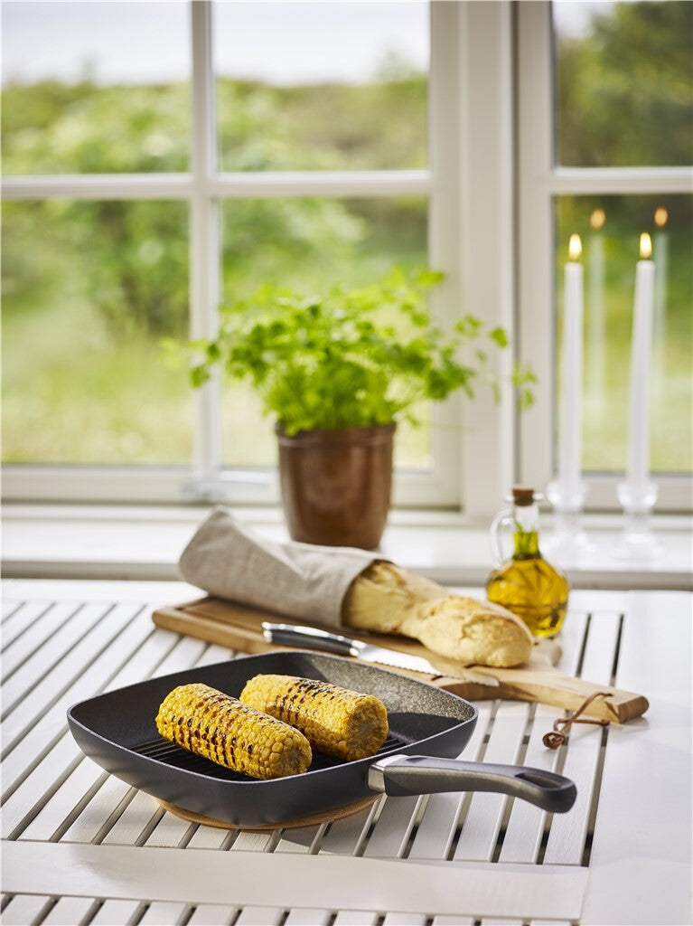 Gerecht wordt bereid in de Classic Induction grillpan 27 × 27 cm in jubileumeditie