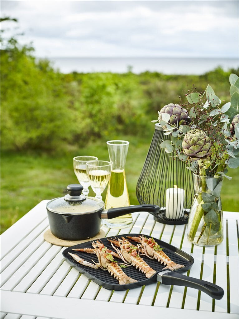 SCANPAN Classic high-sided grill pan with grilled meat on an outdoor table