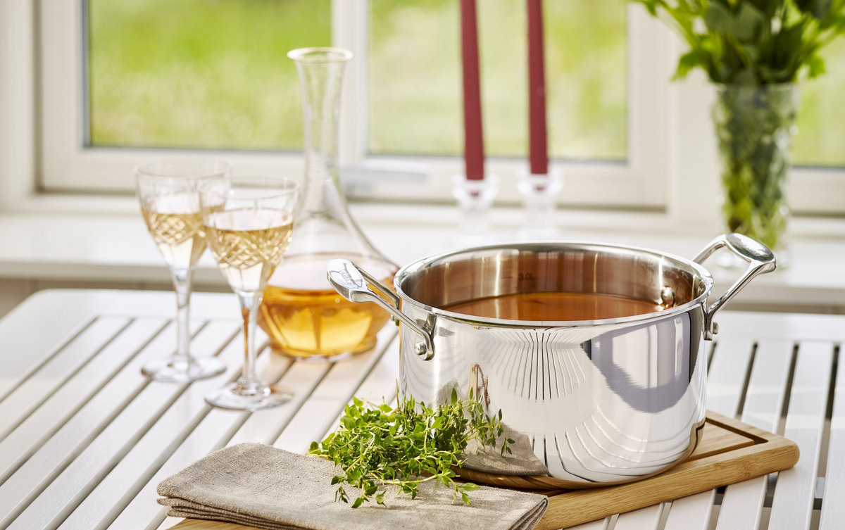 Suppe serveret i en gryde fra SCANPAN Fusion 5-serien