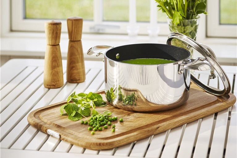 Pea soup served in a SCANPAN HaptIQ pot