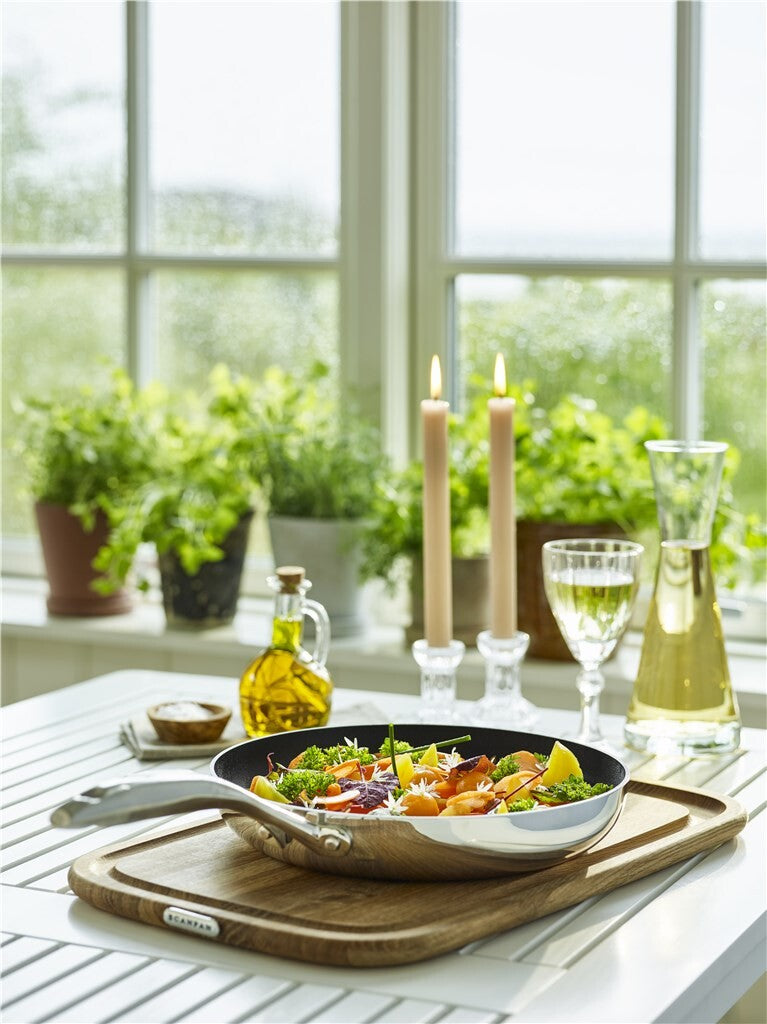 HaptIQ frying pan 28 cm – in a table setting