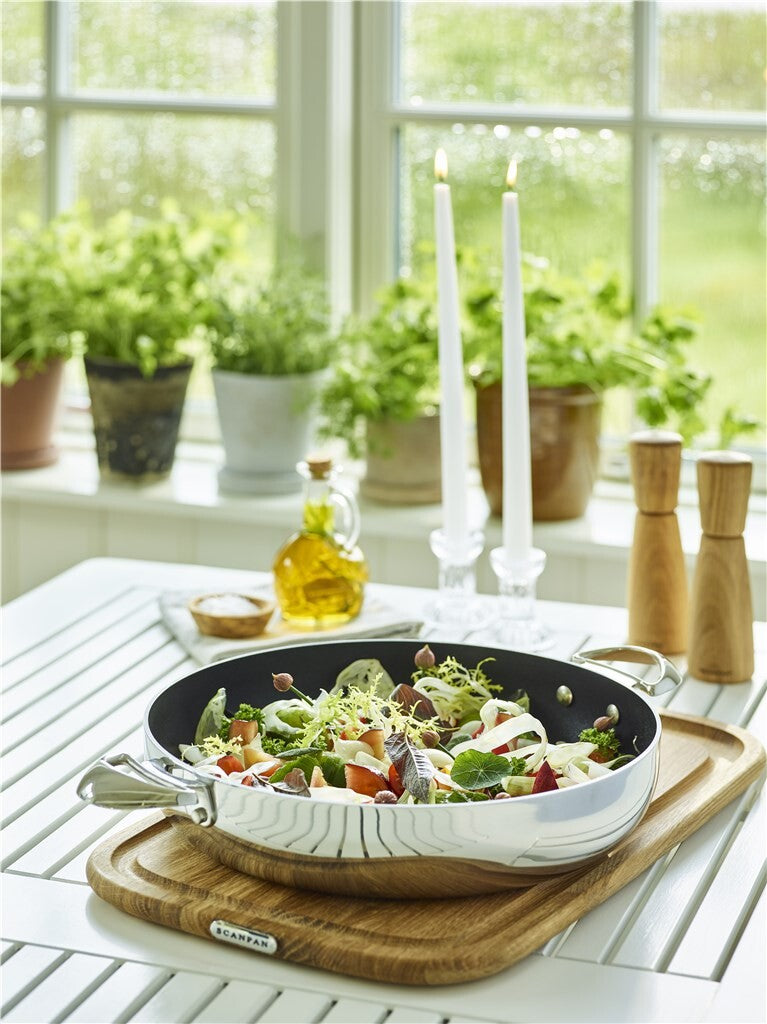 HaptIQ chefspanne 32 cm – med salat i et lyst kjøkkenmiljø
