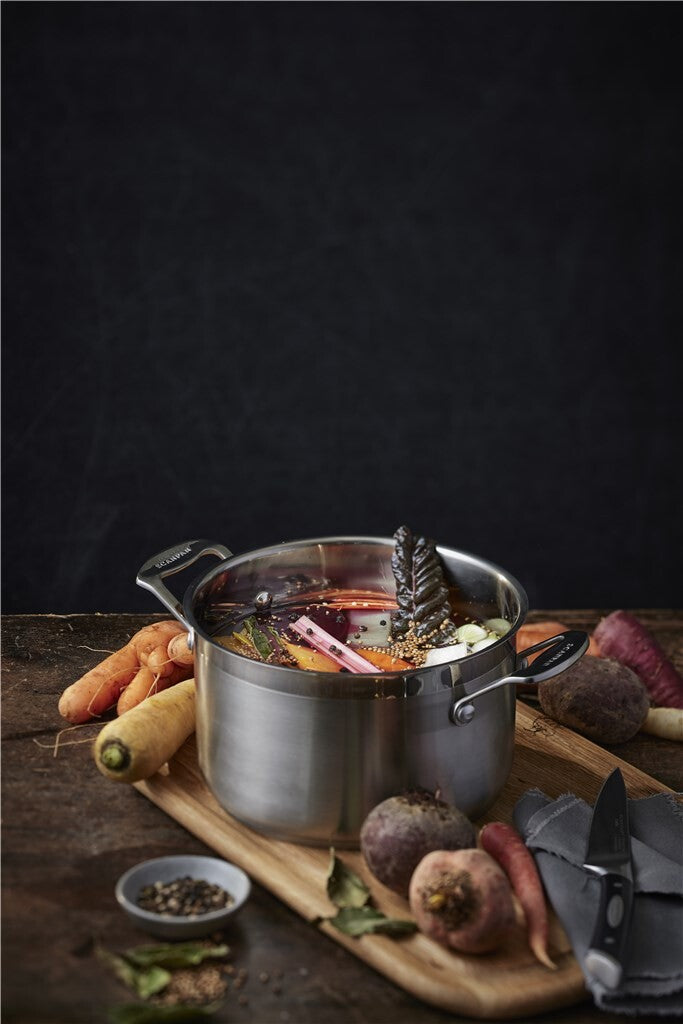 Impact dutch oven 20 cm – with soup in a dark kitchen setting