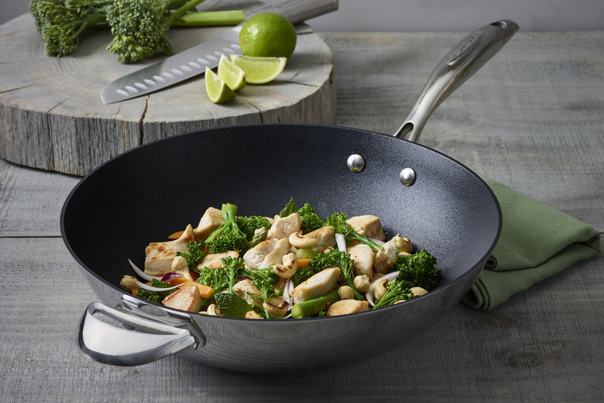 Mad tilberedt i en SCANPAN HaptIQ-wok